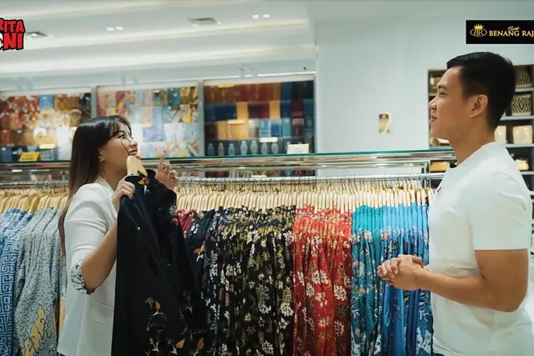 Mr. Kingthread atau Ko King, pemilik brand Batik Benang Raja saat diwawancara. (dok.)