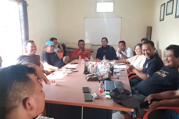 Pengurus Koperasi Peternak Unggas Sejahtera Kendal saat rapat membahas kenaikan harga pakan ternak.  (dokumen)