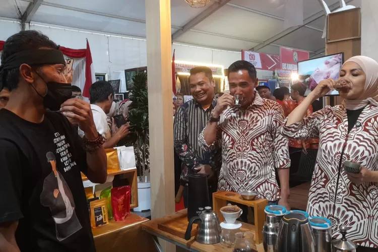 Bupati dan wakil bupati Kendal mencicipi kopi yang ada di stand pameran Kendal Open Fair.  (dokumen)