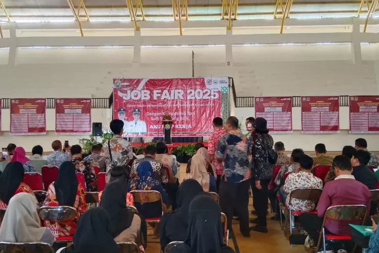 Bupati Kendal membuka Job Fair yag diadakan di &nbsp;GOR Youth Center komplek stadion kebondalem Kendal Selasa 12 Agustus 2025.  (edi prayitno/ kontributor kendal)