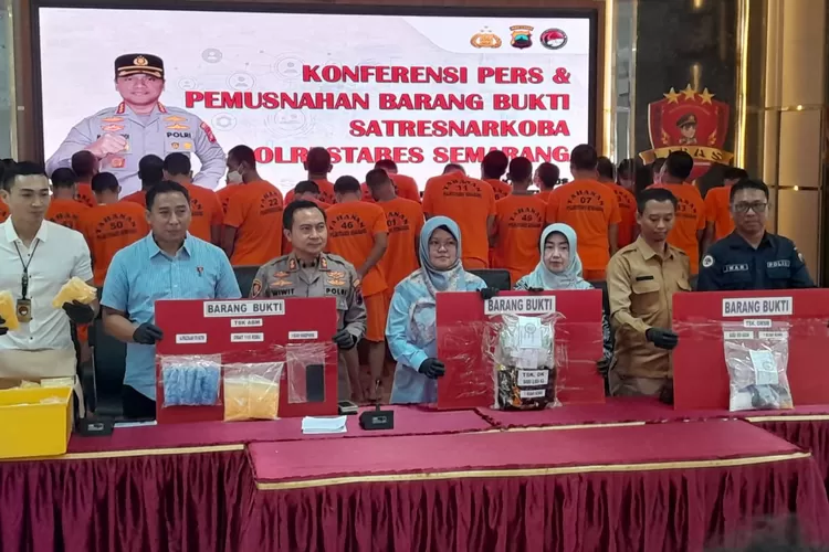 Hasil ungkap kasus narkoba sejak Januari 2025 di Semarang. Polisi amankan 7 kg sabu. (Ayosemarang.com/ Audrian Firhannusa)