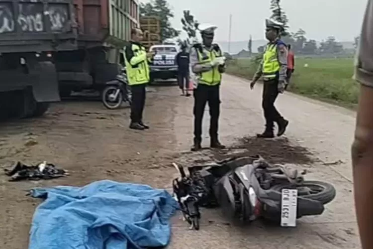 Polisi melakukan olah TKP di lokasi kecelakaan pengendara motor tabrak truk dump.  (dokumen)