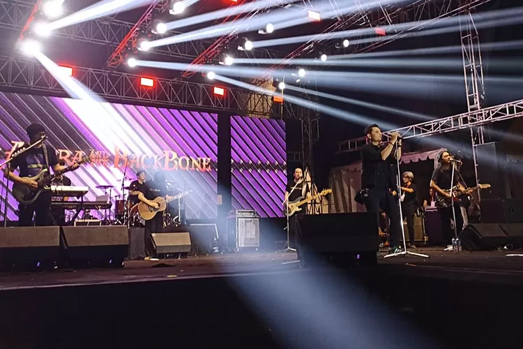 Andra and the Backbone menjadi bintang tamu di hari keempat Kendal Open Fair 2025, Rabu 13 Agustus 2025.  (edi prayitno/kontributor Kendal)
