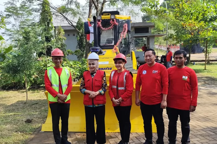 Bupati Kendal saat melihat alat berat yang baru untuk mengolah sampah di TPA Darupono.  (edi prayitno/kontributor kendal)