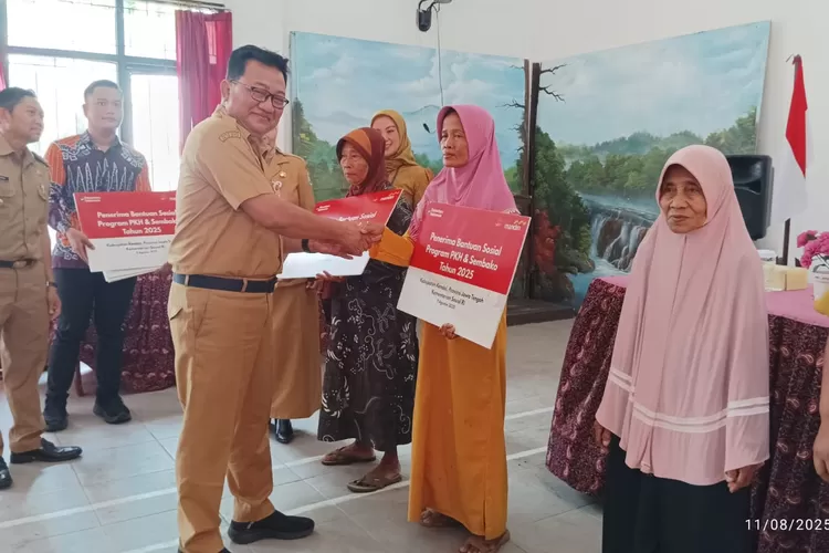 Kepala Dinsos Kendal menyerahkan secara simbolis bantuan sosial. (dokumen)