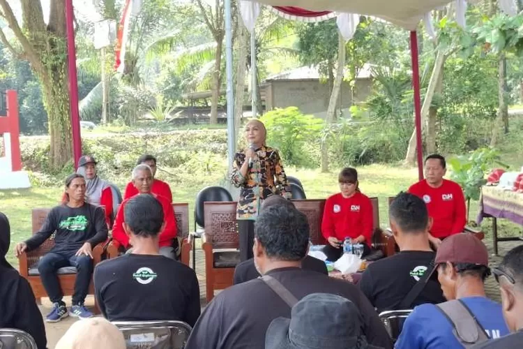 Bupati Kendal saat memberikan arahan di TPA Darupono.  (dokumen)
