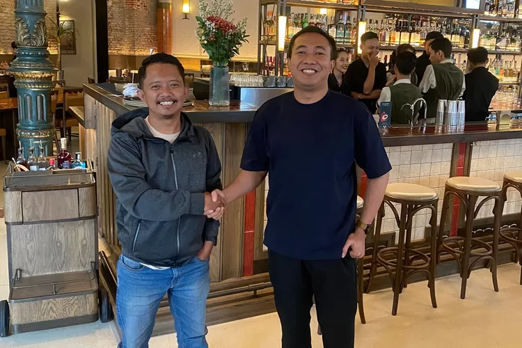 Media Officer Kendal Tornado FC, Ronald Seger Prabowo dan perwakilan Transfermarkt Indonesia, Fahmi Desianto.  (dokumen)