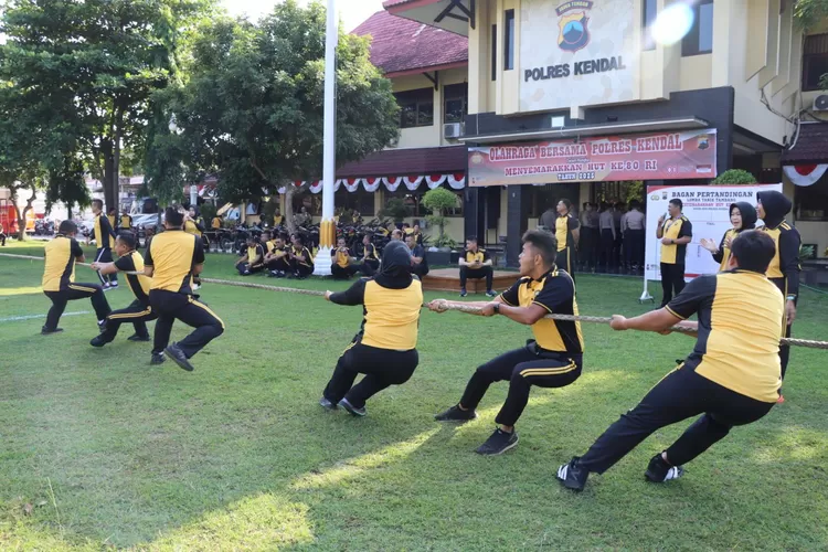 Anggota Polres Kendal beradu tarik tambang di halaman Mapolres Kendal.  (dokumen)