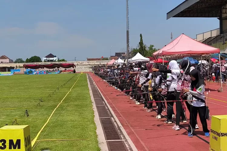 Atlet panahan saat berlaga di Pra Porprov Panahan di Stadion Kebondalem Kendal.  (edi prayitno/kontributor kendal)