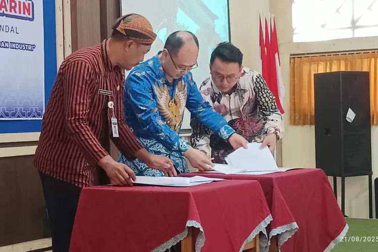 Kepala SMK 2 Kendal dan Direktur PT TMAI menandatangani nota kerja sama.  (Dokumen)