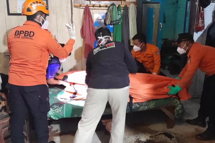 Petugas mengevakuasi jenasah laki-laki yang ditemukan meninggal di Kelurahan Banyutowo.  (dokumen  &nbsp;)