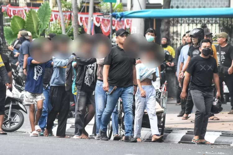 Beberapa remaja yang diamankan polisi usai aksi ricuh di Polda Jateng, Sabtu 30 Agustus 2025.  (Ayosemarang.com/ Audrian Firhannusa)
