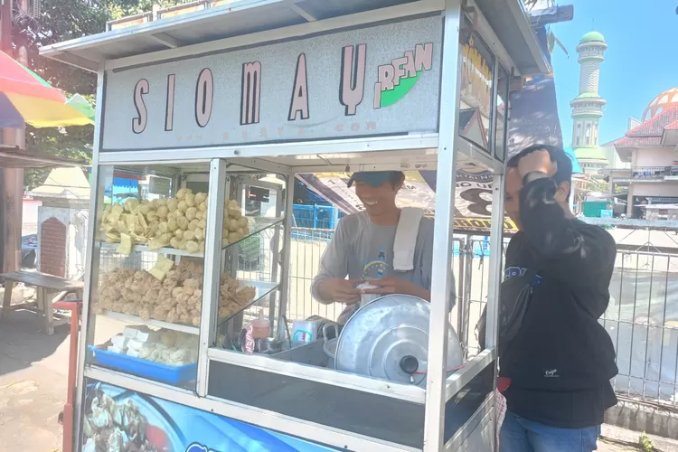 Pedagang yang berjualan di GOR Bahurekso depan alun-alun Kendal.  (edi prayitno/kontributor Kendal)