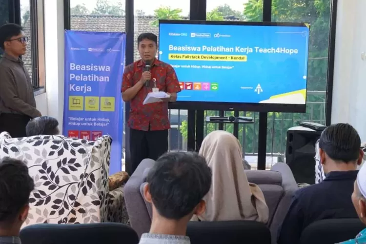 Kepala Diskominfo Kendal membuka acara Bootcamp di Rumah Pinus Pintar Rabu 3 September 2025.  (edi prayitno/kontributor kendal)