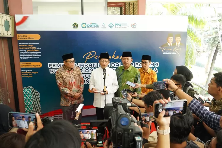 Menag Nasaruddin Umar menyampaikan konferensi pers di Kampus UIN Jakarta, Rabu, 3 September 2025