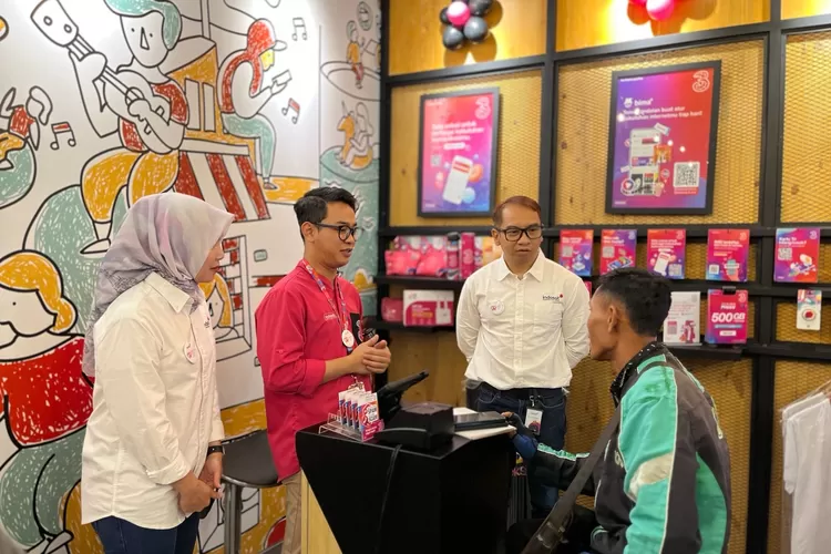 Fahd Yudhanegoro - EVP Head of Circle Java Indosat Ooredoo Hutchison menyapa dan mendengar langsung masukan pelanggan di 3Store hari ini (04/09/2025). (Dok.)