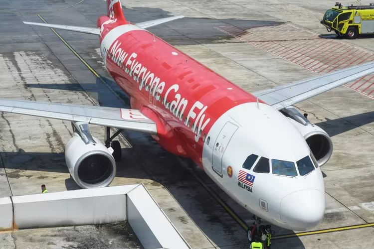 Pesawat Air Asia yang melayani penerbangan Semarang-Kuala Lumpur di Bandara Ahmad Yani. Rute internasional ini mendukung penggunaan QRIS Crossboarder BI. (Ayosemarang.com/ Audrian Firhannusa)