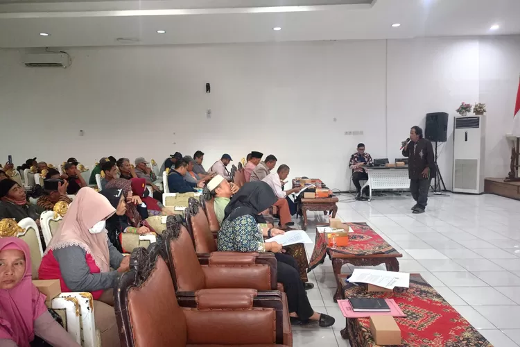 Pertemuan antara warga Nolokerto dengan Pemkab Kendal terkait dugaan kasus tukar guling tanah desa.  (edi prayitno/kontributor kendal)