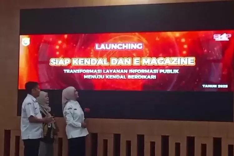 Bupati meluncurkan aplikasi Sistem Layanan Informasi Publik (SIAP) Kendal dan E-Magazine Berdikari.  (edi prayitno/kontributor Kendal)