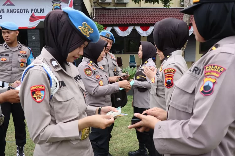 Pemeriksaan surat kelengkapan Polwan Polres Kendal.  (edi prayitno/kontributor kendal)