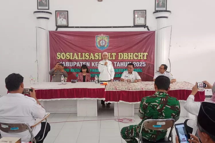  Bupati Kendal saat sosialisasi dan penyaluran BLT DBHCT untuk petani dan buruh rokok di Ringinarum.  (dokumen)