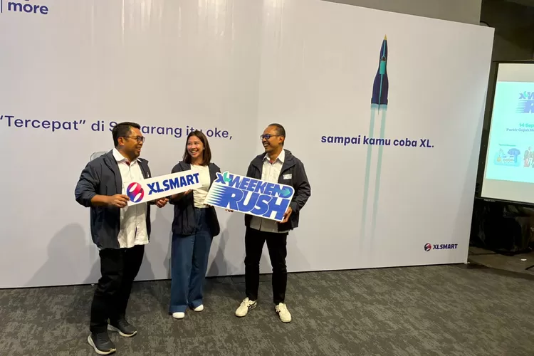  Group Head Central Region XLSMART, Arif Farhan Budiyanto (kanan), Group Head Network Operations XLSMART, Agus Rohmat (kiri), dan Head Consumer Propositions XLSMART, Sri Sofyana Sugiarmadji (tengah), usai  pemaparan event XL Weekend Rush Semarang, Jumat, (12/9/2025). (Dok.)