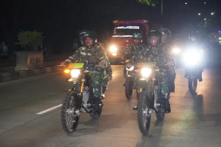 Anggota TNI dan ormas saat melaksanakan patroli bersama di pantura Kendal.  (dokumen)