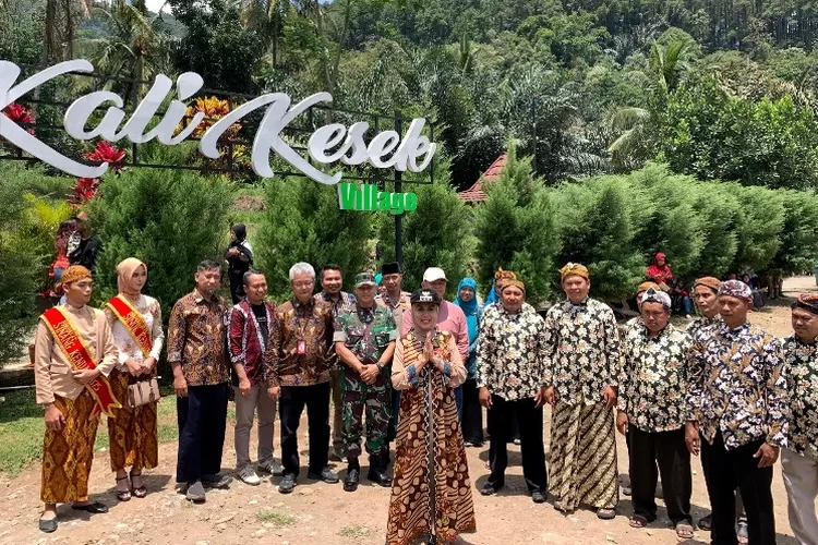 Bupati Kendal saat membuka tradisi&nbsp;Nyadran Gunung&nbsp; di Kalikesek Desa Sriwulan Limbangan.  (dokumen)