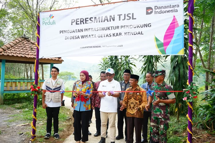 Peresmian Program Tanggung Jawab Sosial dan Lingkungan (TJSL) PT PLN di Wisata Tubing Genting.  (dokumen)