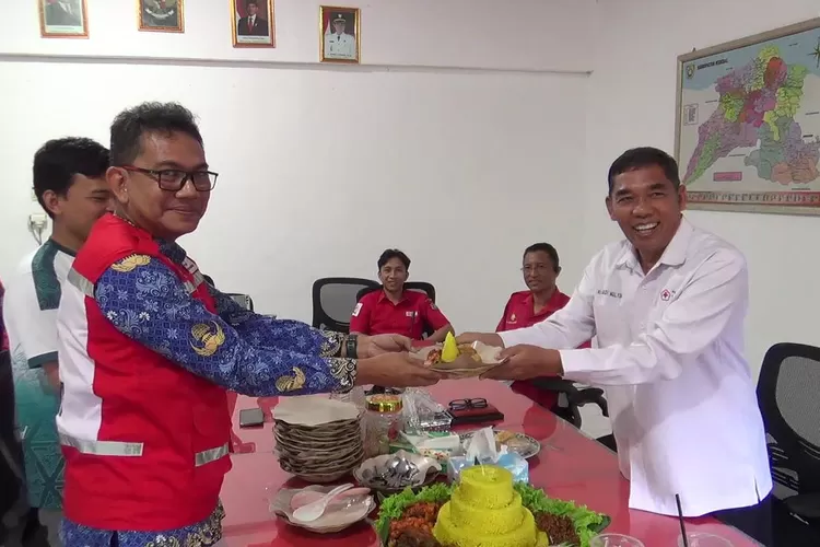 Ketua PMI Kendal menerima potongan tumpeng di peringatan HUT PMI ke 80.  (edi prayitno/kontributor kendal)