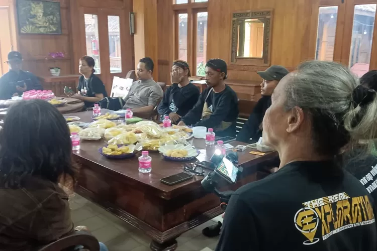 Sejumlah komunitas budaya saat berdialog tentang sejarah Kendal.  (dokumen)