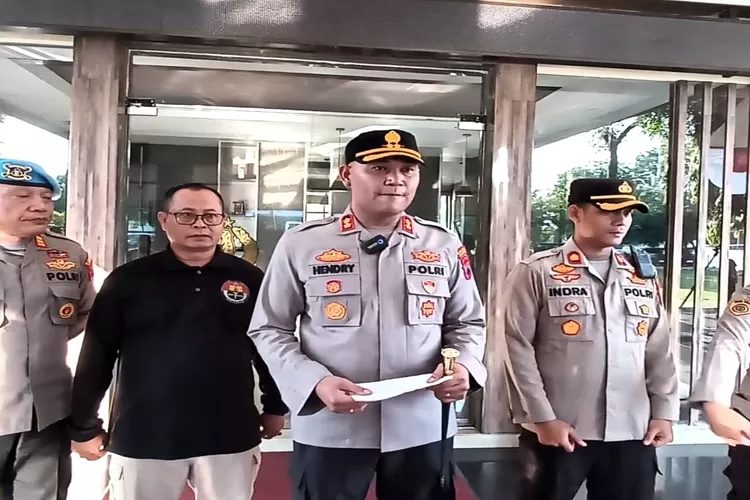 kapolres kendal memberikan keterangan kepada media. (edi prayitno/kontributor kendal)