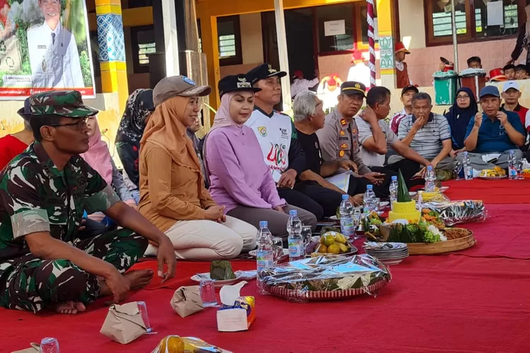Bupati Kendal saat kegiatan "Bersih Desa Bersatu Siaga Tampung Aspirasi Warga" di Desa Wadas, Kecamatan Plantungan.  (edi prayitno/kontributor kendal)