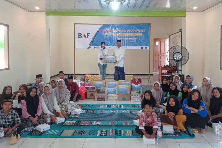 Area Marketing Manager BAF Semarang, Nunung Sudarmadji menyerahkan donasi paket bahan pangan bernutrisi kepada Abdul Rofii dalam CSR BAF Nutri-Kids. (Istimewa.)