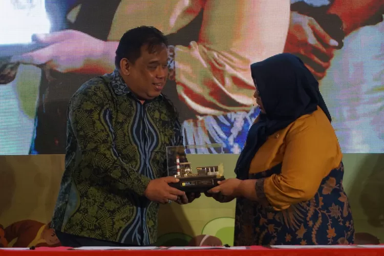 PT PLN Indonesia Power UBP Semarang menandatangani Perjanjian Kerja Sama (PKS) dengan BKKBN  Jawa Tengah dalam pelaksanaan Program Taman Asuh Sayang Anak (TAMASYA).  (Dok.)
