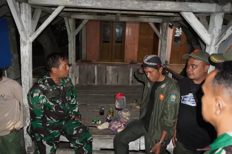 patroli gabungan TNI menyambangi pokamling. (edi prayitno/kontributor kendal)
