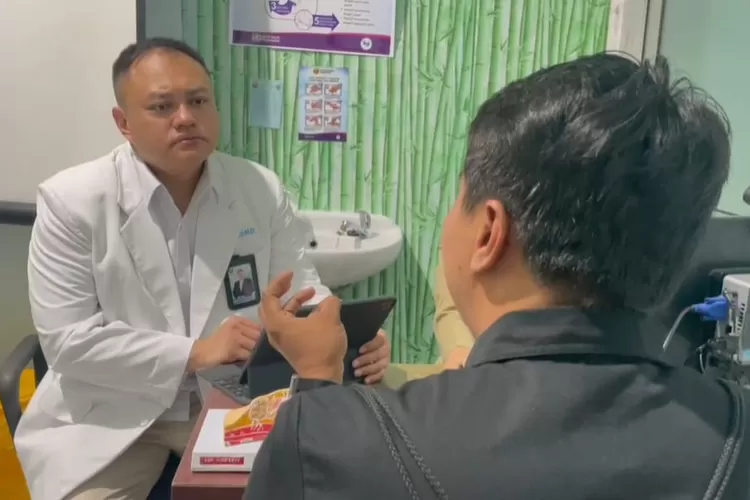 dr. Edmond Rukmana Wikanta, M.Si.Med., SpB.Subsp.Onk.(K)., FINACS., FICS., CLMA, dokter subspesialis bedah onkologi dari Rumah Sakit Nasional Diponegoro (RSND) saat memberikan konsultasi kesehatan. (Dok.)