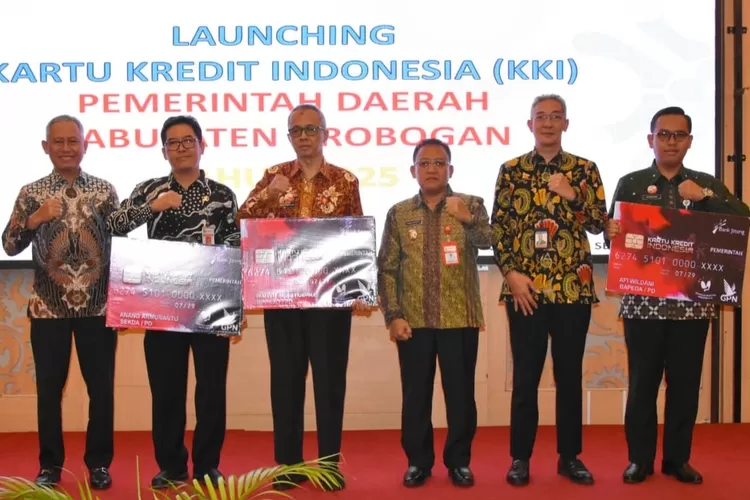 Direktur Bisnis Kelembagaan dan Unit Usaha Syariah Bank Jateng Ony Suharsono bersama jajaran Pemkab Grobogan berfoto bersama usai peluncuran Kartu Kredit Indonesia (KKI) di Hotel 21 Purwodadi, Jumat (19/9/2025)&nbsp; &nbsp; (Dok.)