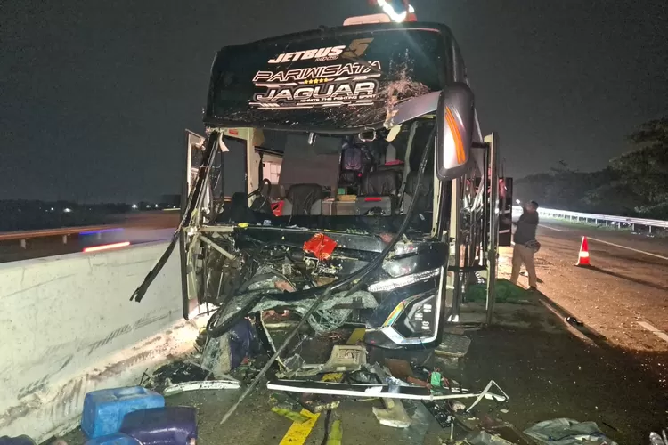 Kondisi bus yang ringsek usai menabrak truk yang mogok dilajur kanan.  (Dokumen  &nbsp;)