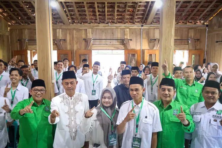 Ketua DPRD Kendal bersama anak muda yang ikut Sekolah Kader Perubahan.  (dokumen)