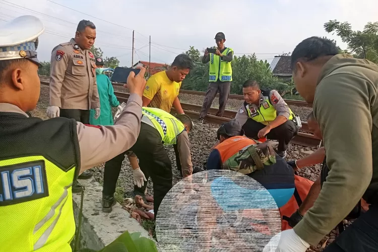 Petugas gabungan mengevakuasi korban tertemper KA di Perlintasa KA Desa Payung Weleri Selasa 23 september 2025.  (dokumen)