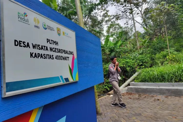 PLN IP UBP Semarang membangun Pembangkit Listrik Tenaga Mikrohidro (PLTMH) di Ngesrepbalong yang memanfaatkan aliran sungai di hutan.  (arri widiarto.)