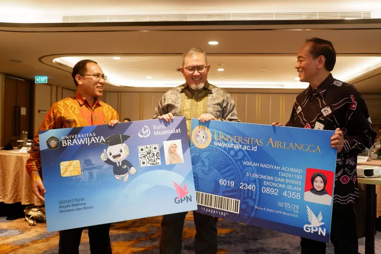Direktur Utama Bank Muamalat Imam Teguh Saptono (tengah) menyerahkan mock-up kartu tanda mahasiswa (KTM) kepada Kepala Kesejahteraan &amp; Kewirausahaan Mahasiswa Universitas Brawijaya Ilhamuddin (kiri) dan Kasubdit Perbendaharaan Direktorat Keuangan Universitas Airlangga Guntoro (kanan). (Dok.)