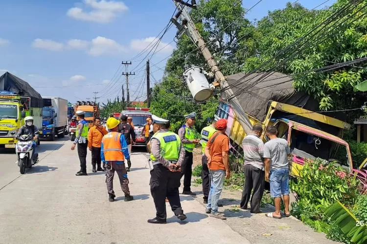 Proses evakuasi sopir truk yang menabrak tiang listrik dipantura Cepiring, jumat 26 september 2025.  (Dokumen)