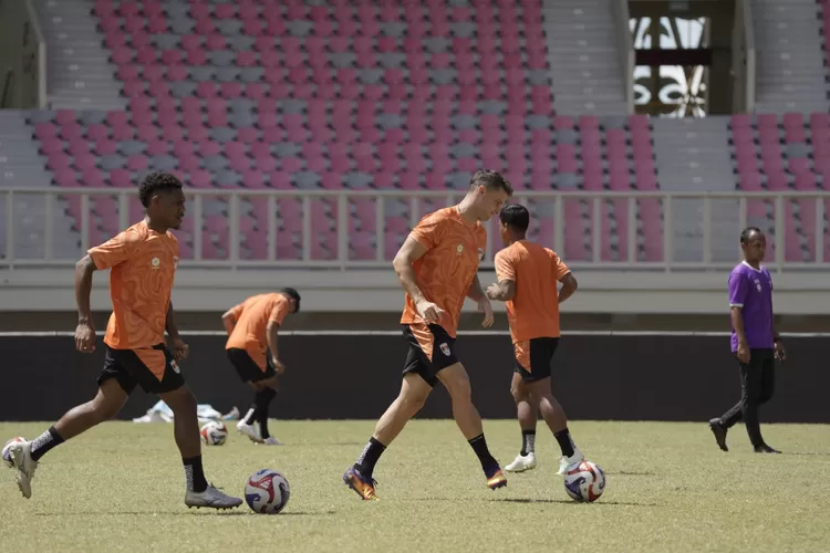 Pemain Kendal Tornado FC saat berlatih sebelum melawan Persipura Jayapura Minggu besok.  (dokumen)