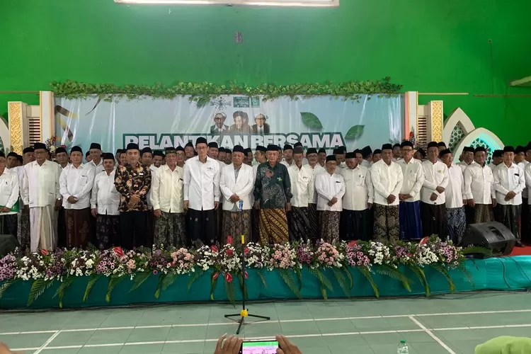 Pengurus MWCNU Kaliwungu saat dilantik ketua PCNU Kendal.  (edi prayitno/kontributor kendal)