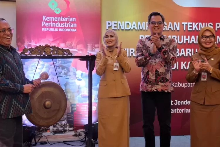 Anggota DPR RI didampingi bupati Kendal membuka Pelatihan Penumbuhan dan Pengembangan Wirausaha Baru di hotel Sae Inn.  (dokumen)