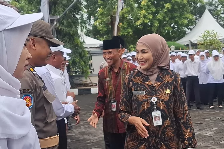 Bupati Kendal saat memberikan selamat kepada PPPK yang menerima SK pengangkatan Selasa 30 september 2025.  (edi prayitno/kontributor kendal)