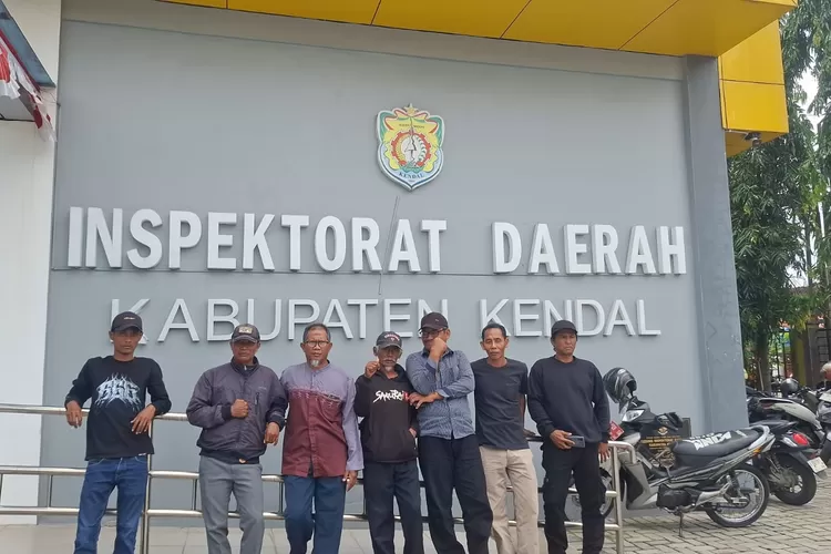 Perwakilan warga Gempolsewu Rowosari usai melaporkan ASN yang serobot sawah warga.  (dokumen)