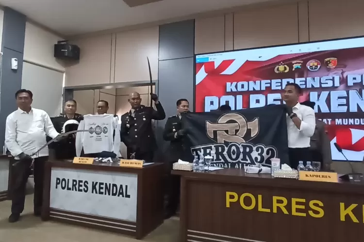 Kapolres Kendal menunjukan barang bukti senjata tajam yang digunakan terduga pelaku saat pres rilis di Aula Mapolres Kendal, Rabu 01 Oktober 2025.  (edi prayitno/kontibutor Kendal)